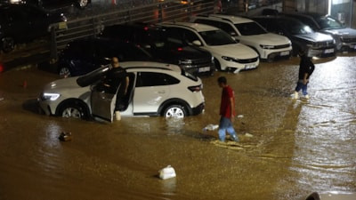 Trabzon'da sağanak hayatı felç etti: Cadde ve sokaklar göle döndü