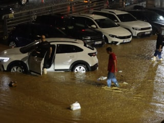 Trabzon'da sağanak hayatı felç etti: Cadde ve sokaklar göle döndü