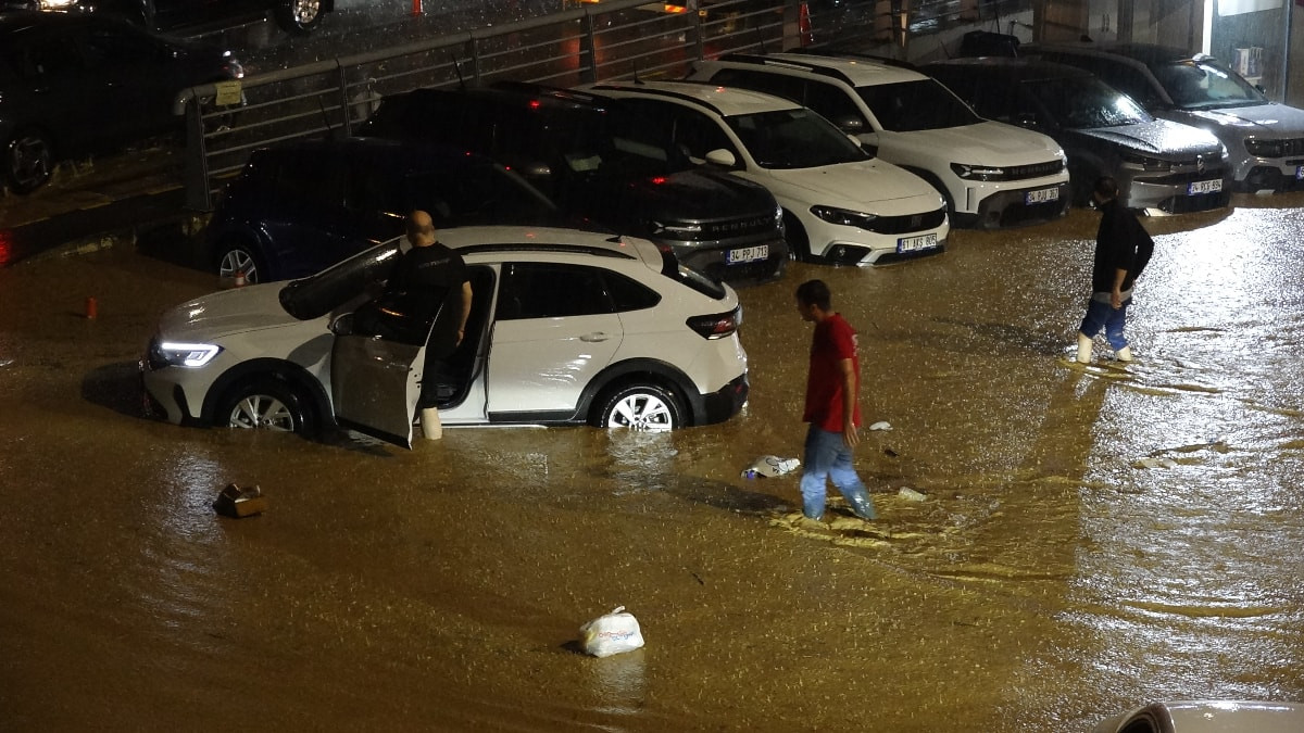 Trabzon'da sağanak hayatı felç etti: Cadde ve sokaklar göle döndü
