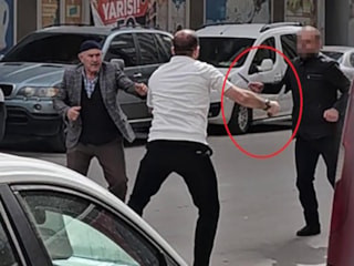 Erzurum'da babasını darbeden kişiyi tabancayla bacağından yaraladı: O anlar kamerada