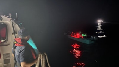 Aydın Kuşadası'nda 14 düzensiz göçmen ile 1 göçmen kaçakçısı yakalandı