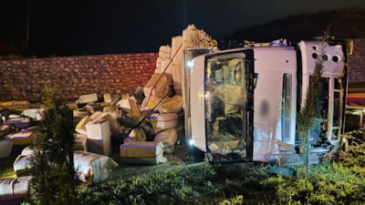 Batman'da saman yüklü kamyon devrildi: 2 yaralı