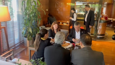 Özgür Özel, börek ikramını reddettiği kadın ile bir araya geldi