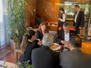 Özgür Özel, börek ikramını reddettiği kadın ile bir araya geldi