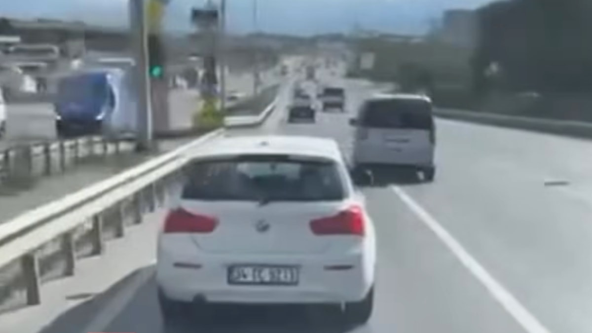 İstanbul'da zamanla yarışan ambulansa sorumsuz sürücü yol vermedi