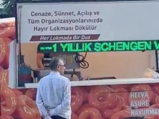 İstanbul'da Schengen vizesi çıkan genç lokma dağıttı