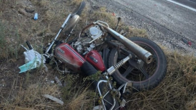 İzmir'de yol kenarında bekleyen motosiklet sürücüsüne otomobil çarptı
