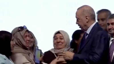 Ataması gerçekleşen kadın, Cumhurbaşkanı Erdoğan'a sarılarak ağladı