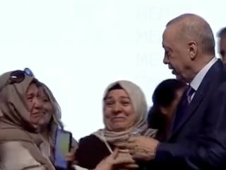 Ataması gerçekleşen kadın, Cumhurbaşkanı Erdoğan'a sarılarak ağladı