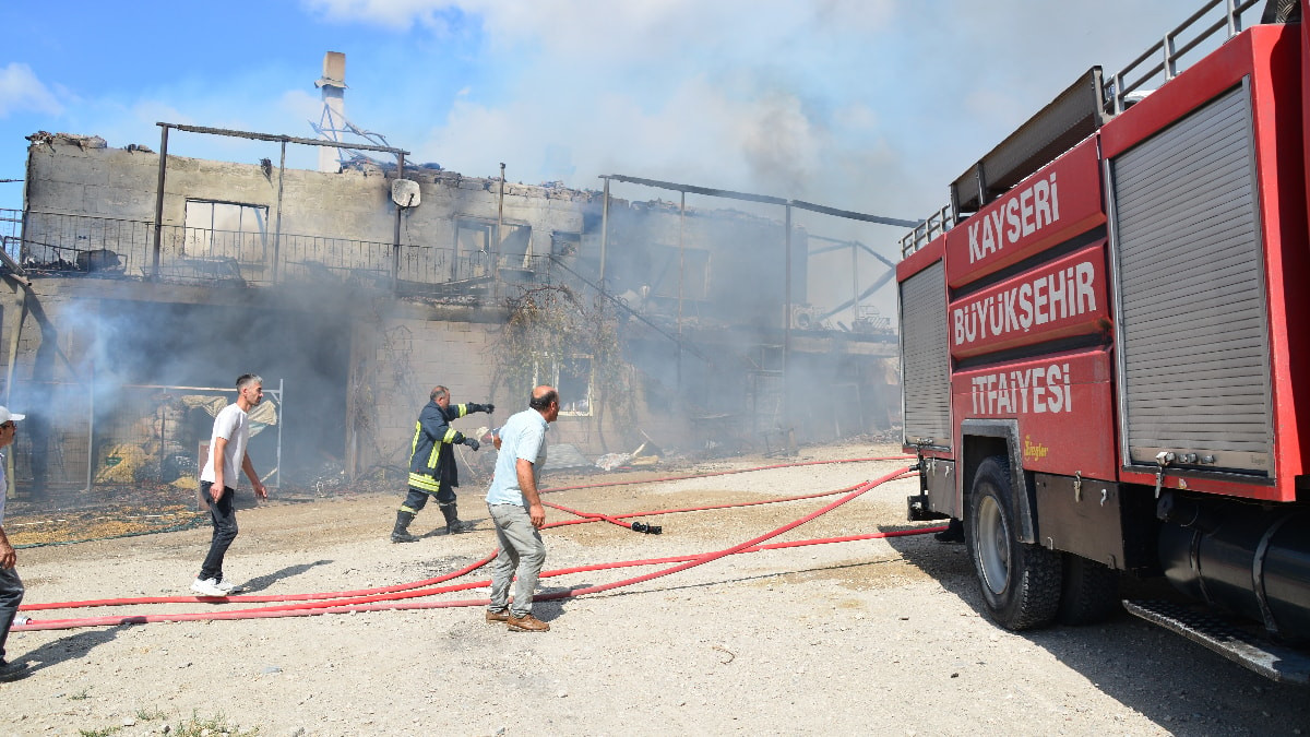 Kayseri'de 2 katlı ev yandı