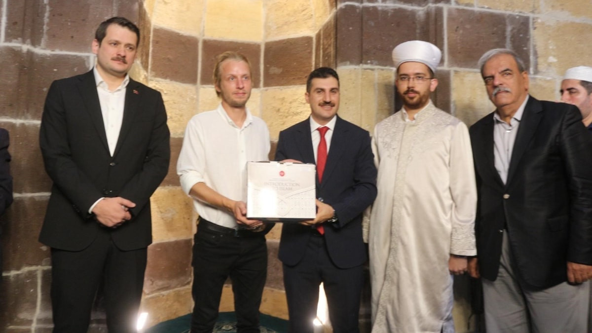 Letonyalı turist Van’da Müslüman oldu: Andyejs adını 'Veysel' olarak değiştirdi