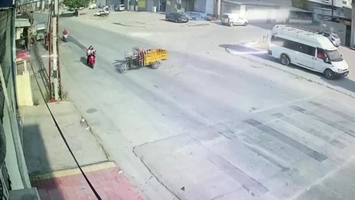 Adana'da çocuklarını okula götüren anneye ehliyetsiz sürücü çarptı