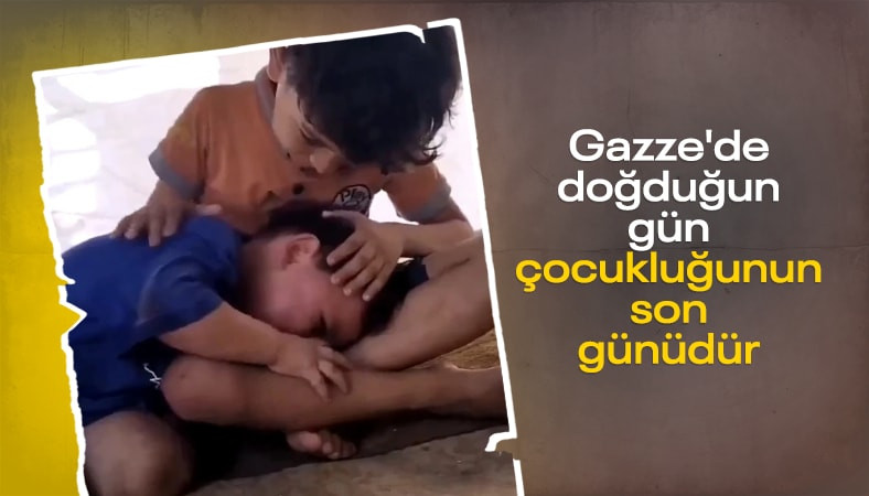 Gazze'de annesini kaybeden çocuklar birbirini teselli etmeye çalıştı