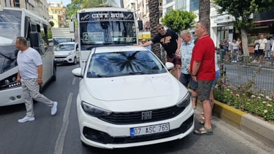 Antalya'da kazada haklı olduklarını anlatamayan turistlere vatandaşlar sahip çıktı