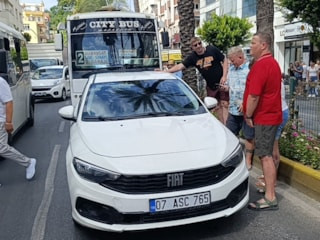 Antalya'da kazada haklı olduklarını anlatamayan turistlere vatandaşlar sahip çıktı