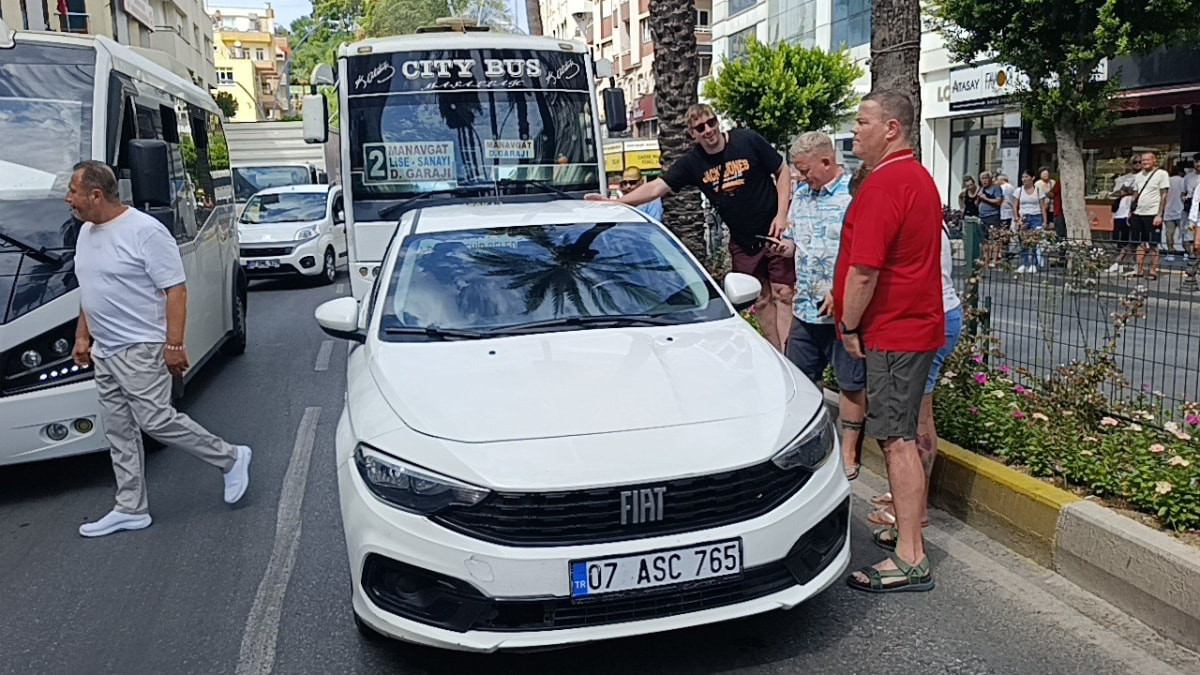 Antalya'da kazada haklı olduklarını anlatamayan turistlere vatandaşlar sahip çıktı
