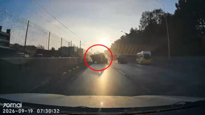 Bursa'da kamyonetin çarptığı araç, otomobilin üzerine devrildi