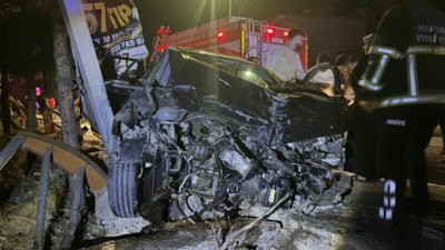 Mardin'de otomobil reklam panosuna çarptı: 3 yaralı