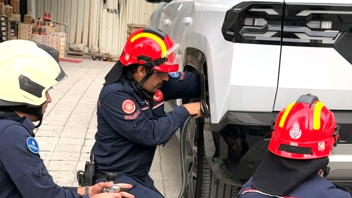İstanbul'da cipte sıkışan kediyi itfaiye kurtardı