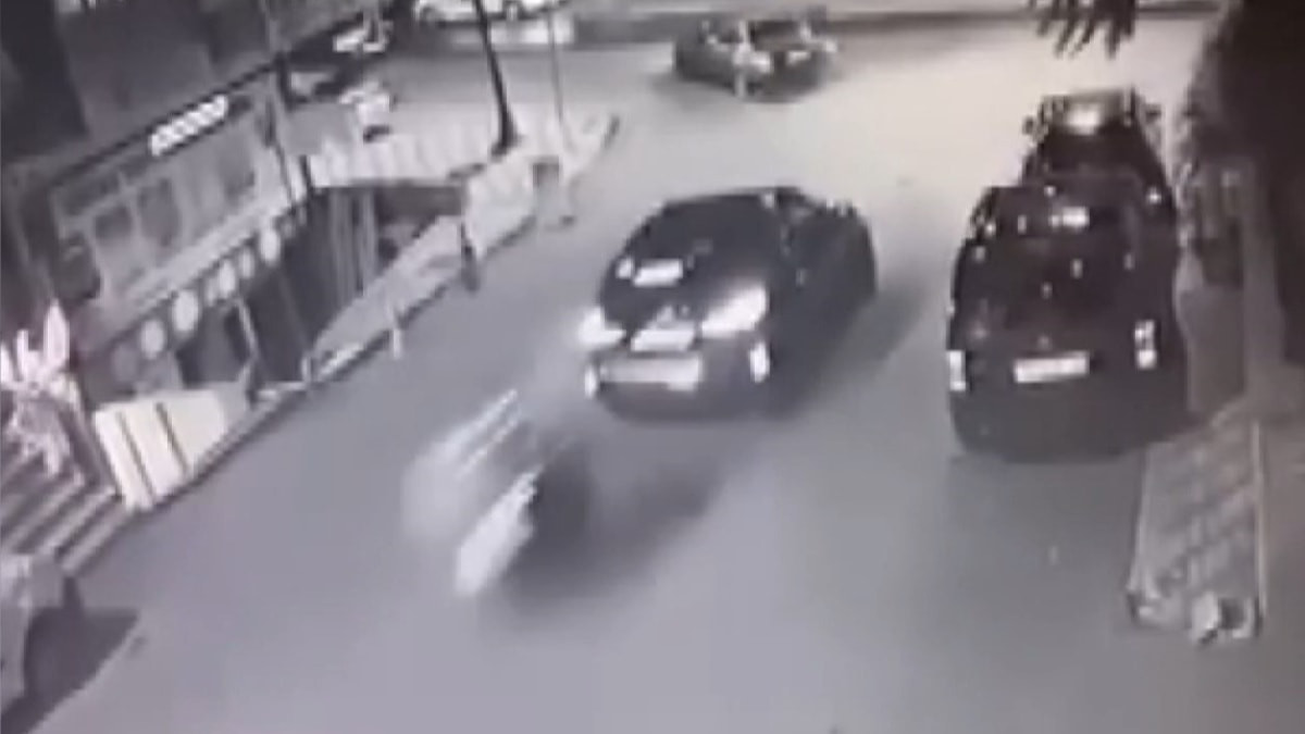İstanbul'da motokuryenin ağır yaralandığı kaza kamerada