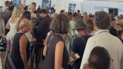 Yunan adalarına Türk turist akını: Uzun kuyruk kameraya yansıdı
