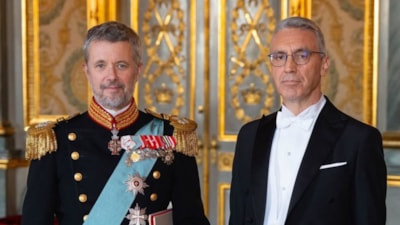 Kopenhag Büyükelçisi Burak Özügergin, güven mektubu sunmaya frakla gitti