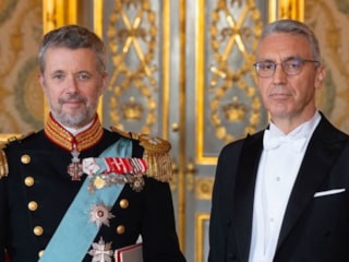 Kopenhag Büyükelçisi Burak Özügergin, güven mektubu sunmaya frakla gitti