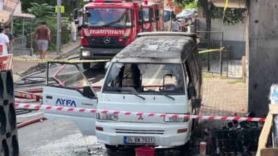 İstanbul'da yangın: İki binanın çatısı ile bir araç yandı