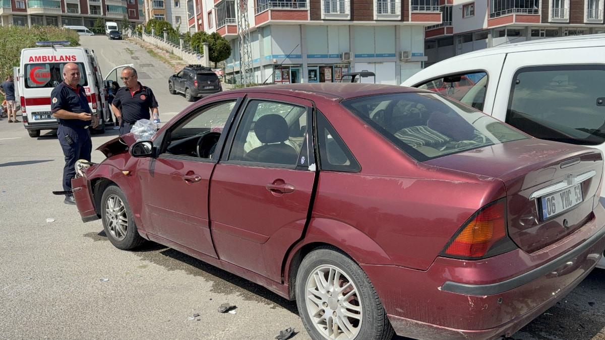 Samsun'da otomobil ile hafif ticari araç çarpıştı: 2 kişi yaralandı