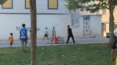 Şanlıurfa'da çocukların ateşe verdikleri koltukla tehlikeli oyunu kamerada