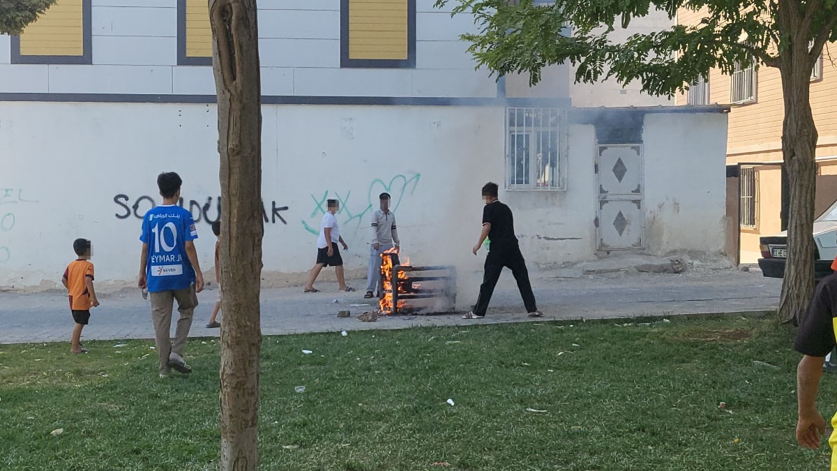 Şanlıurfa'da çocukların ateşe verdikleri koltukla tehlikeli oyunu kamerada