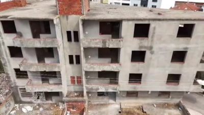 Bursa'da 30 yıldır tamamlanmayı bekleyen bina mahalleliyi tedirgin ediyor