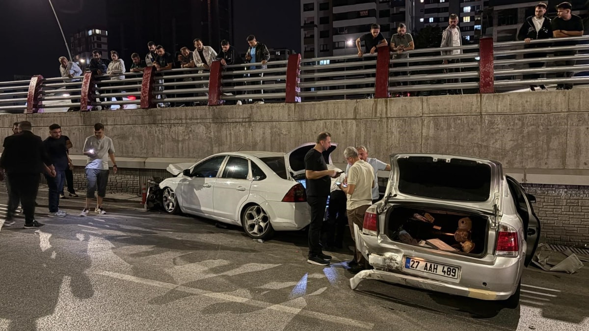 Kayseri'de 3 otomobilin karıştığı kazada 2 sürücü yaralandı