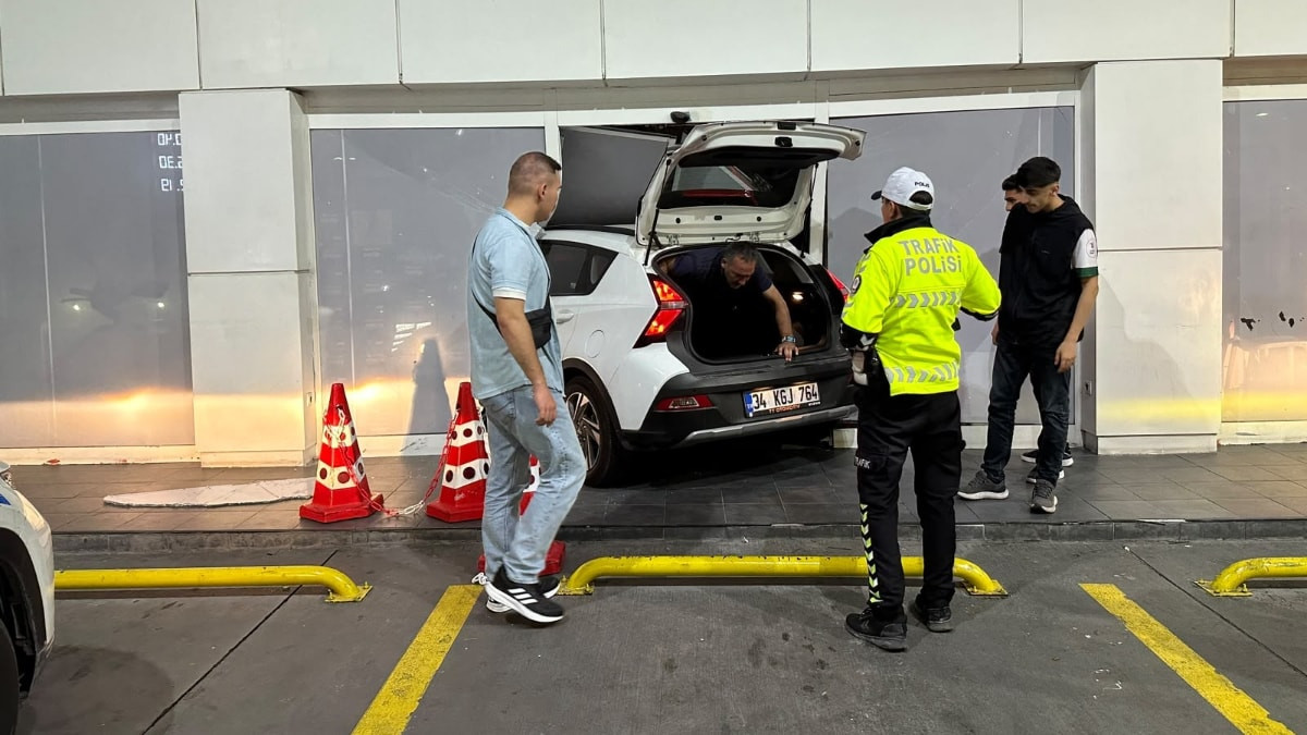 Küçükçekmece’de akaryakıt istasyonunda otomobil market deposuna daldı