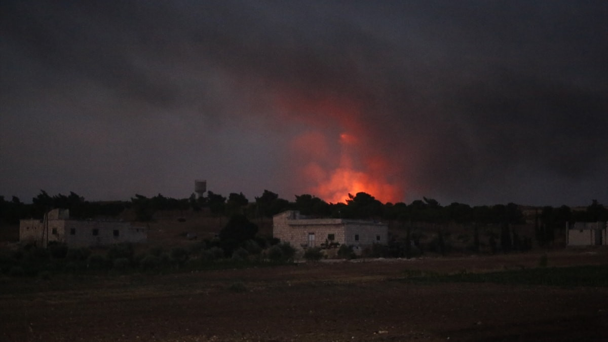 Halep'te askeri sahada patlamalar: 4 yaralı