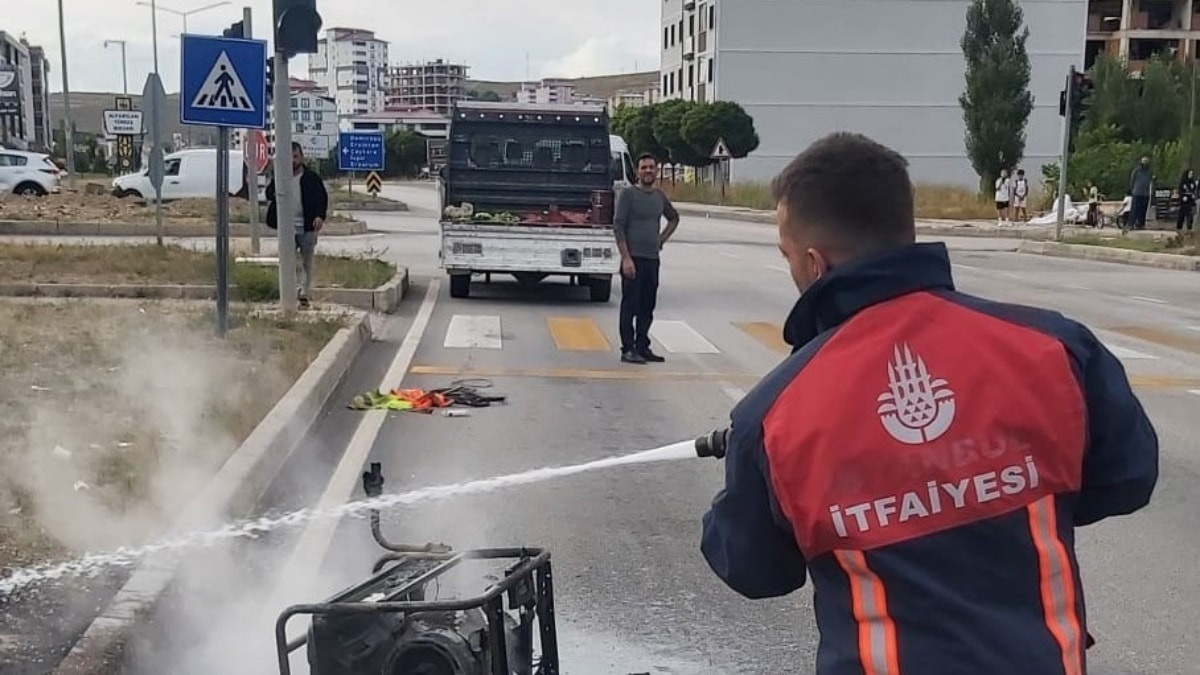 Bayburt’ta kamyonet kasasındaki jeneratör alev aldı