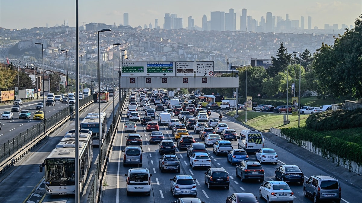 İstanbul'da haftanın ilk iş gününde trafik yoğunluğu yüzde 56'ya yükseldi