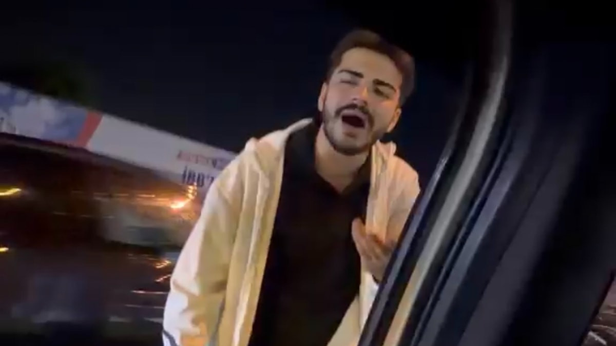 İstanbul'da motosikletli dehşeti: Taksiciyi tehdit etti, aracı tekmeledi