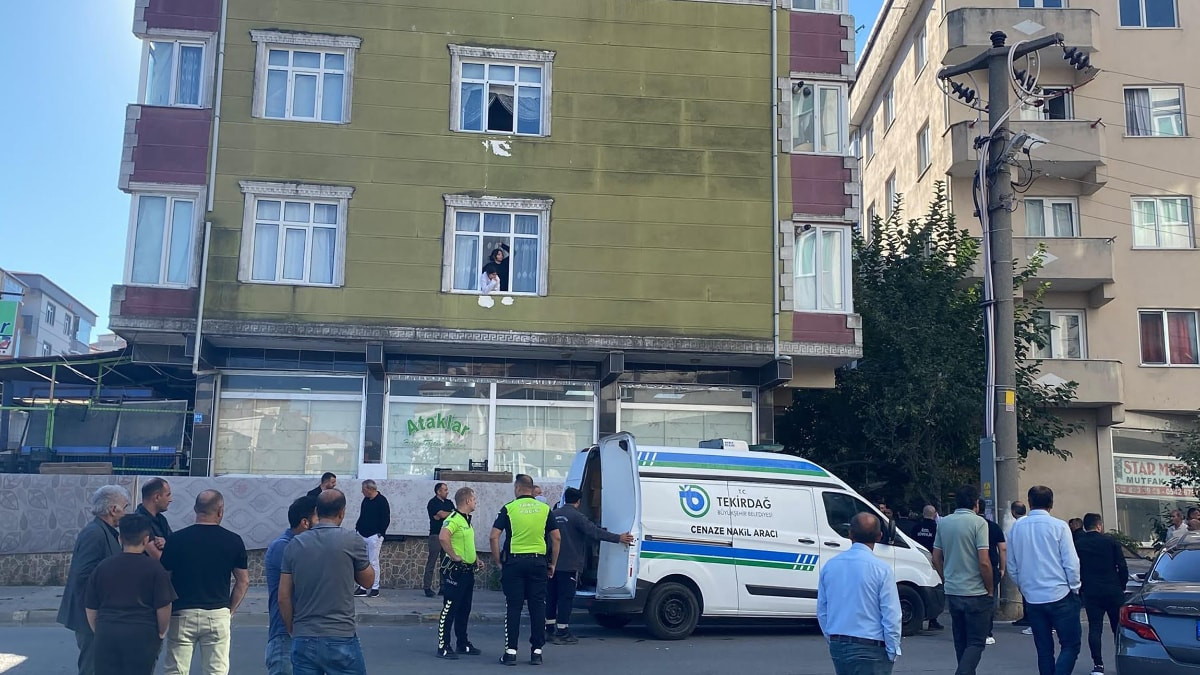 Tekirdağ'da tartıştığı eşini öldürüp başında bekledi