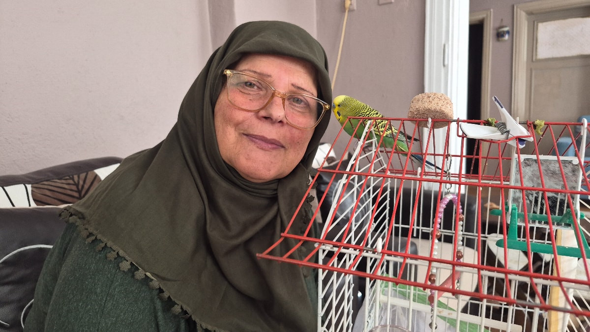 Eskişehir'de sahiplendiği muhabbet kuşu dostu oldu
