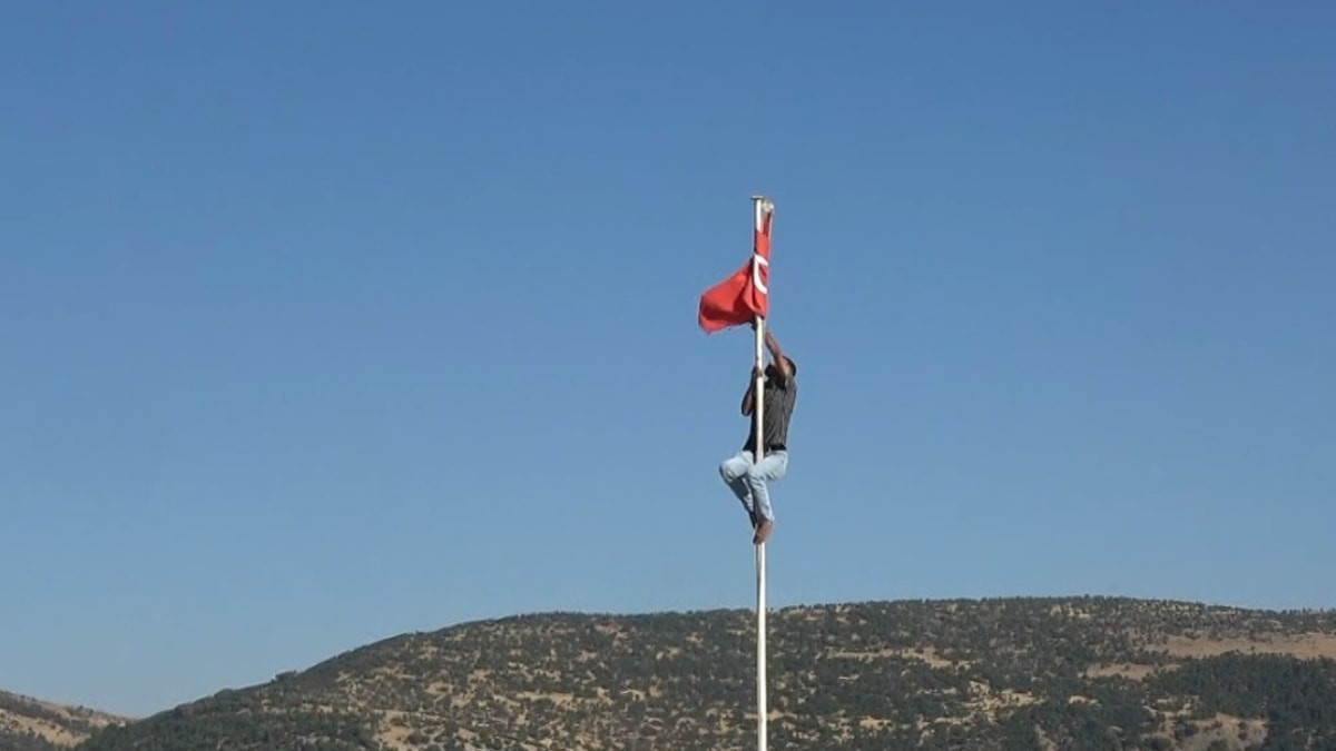Kilis'te direğe dolanan Türk bayrağı için metrelerce tırmandı