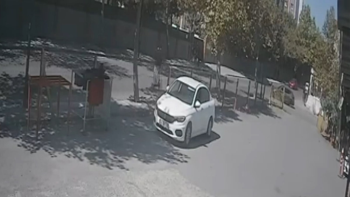 İstanbul'da otomobilin çarptığı 'skuter'ın sürücüsü yaralandı