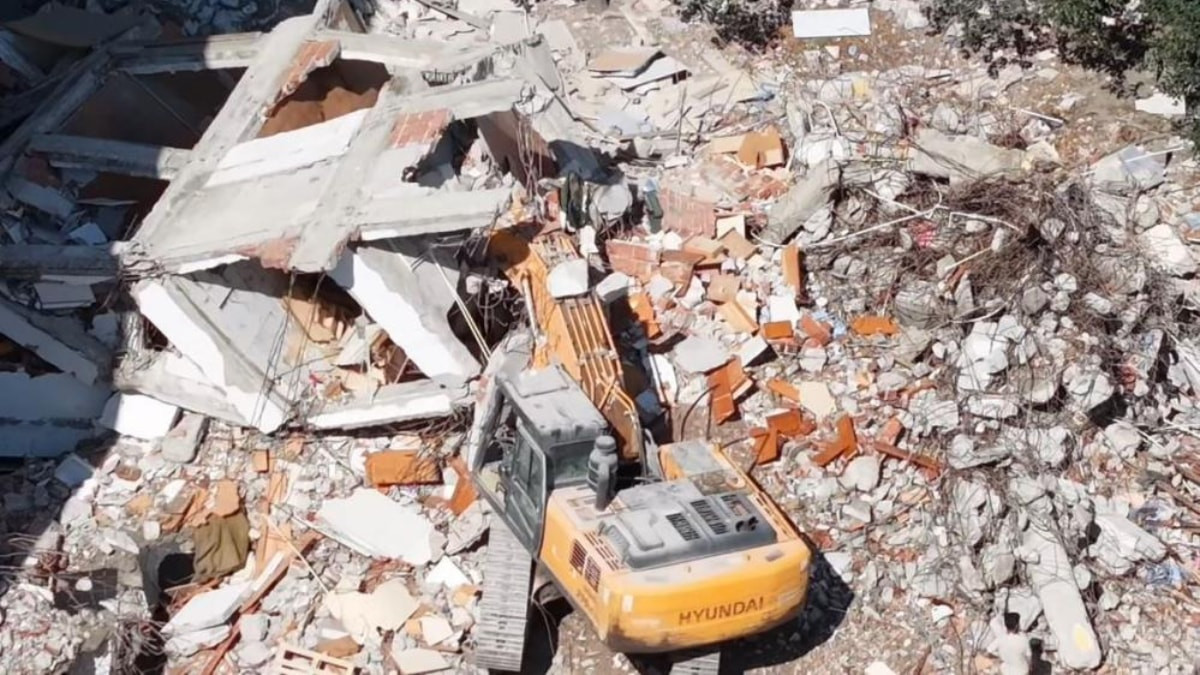 Küçükçekmece’de kentsel dönüşüm yıkımında beton blok iş makinesinin üzerine devrildi
