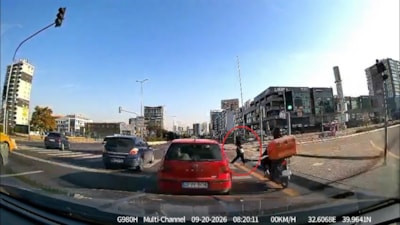 Ankara'da motosikletin yayaya çarptığı kaza kamerada: 2 yaralı