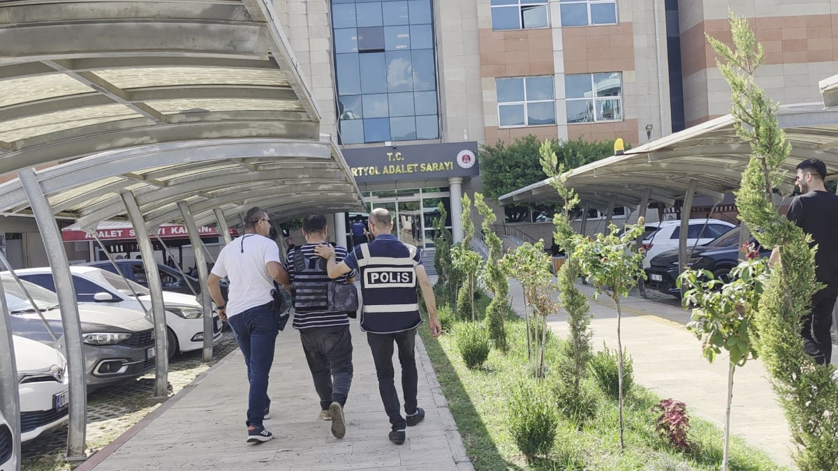 Hatay'da boşanma aşamasındaki karısını öldüren şahıs çelik yelekle adliyeye sevk edildi