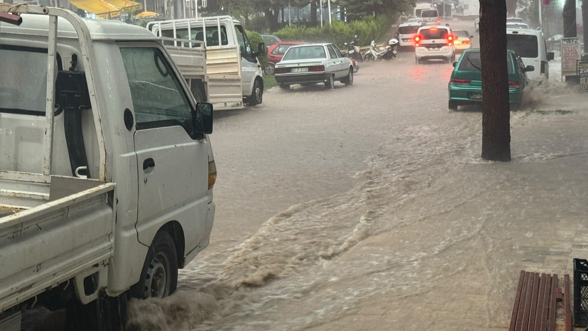 Antalya'da sağanak etkili oldu: Taşkınlar yaşandı
