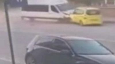 Kayseri'de freni patlayan minibüs, taksiyi önüne kattı
