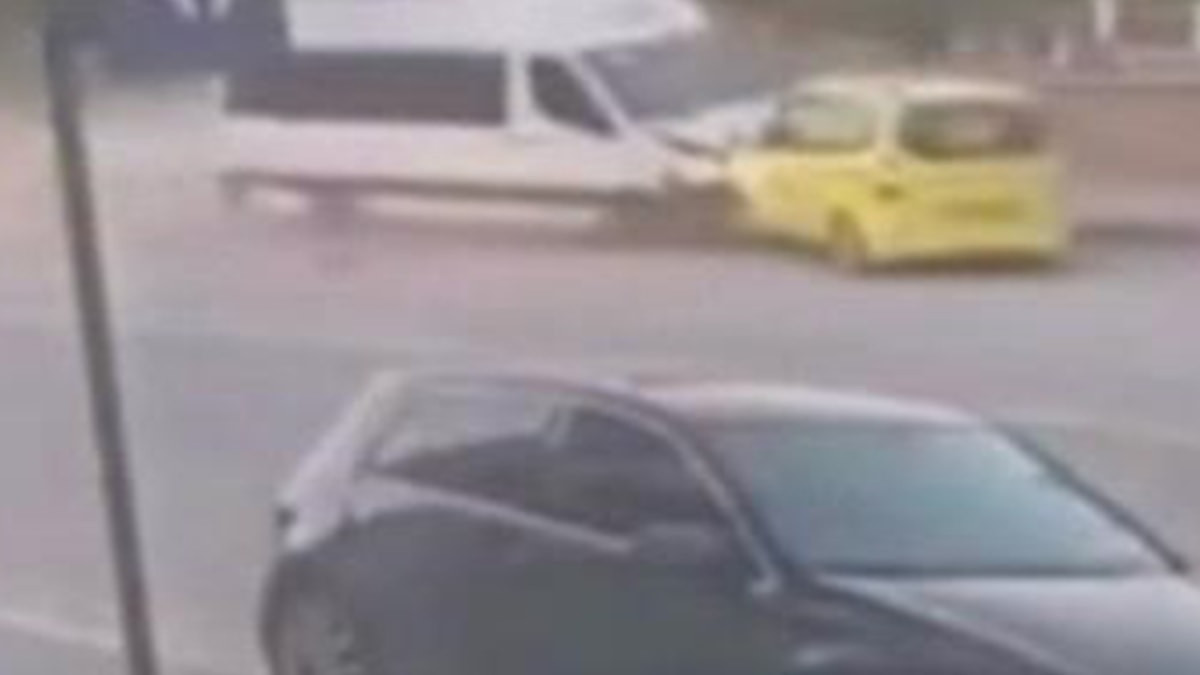 Kayseri'de freni patlayan minibüs, taksiyi önüne kattı