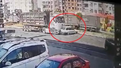Kayseri’de otomobil tırla çarpışıp takla attı: Kaza anı kamerada
