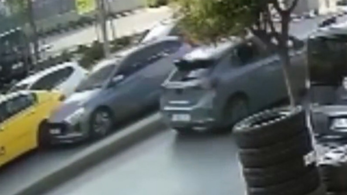 İstanbul Güngören'de taksiye çarpan otomobil takla attı